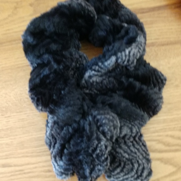 CHRISTMAS #4 FAUX FUR SILKY DOFT Neck Scarf Muffler NWOT - Picture 2 of 2